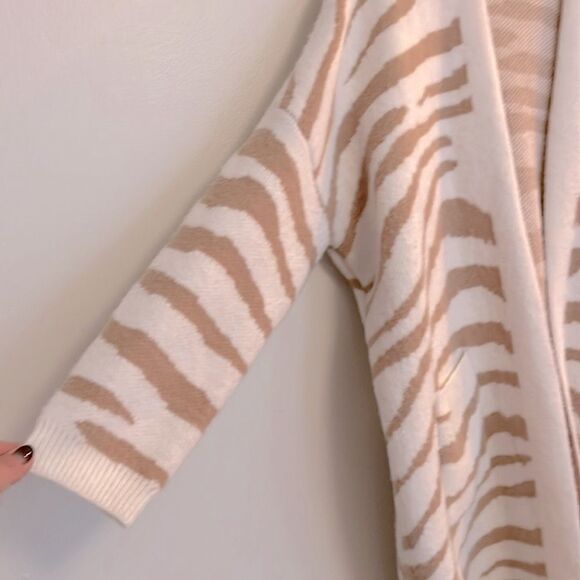 Dreamers cream and tan oversized zebra print cardigan sweater size small/medium - Picture 3 of 7